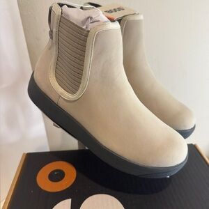 Bogs Kicker Leather Chelsea Oatmeal Women’s Boots size 6 new